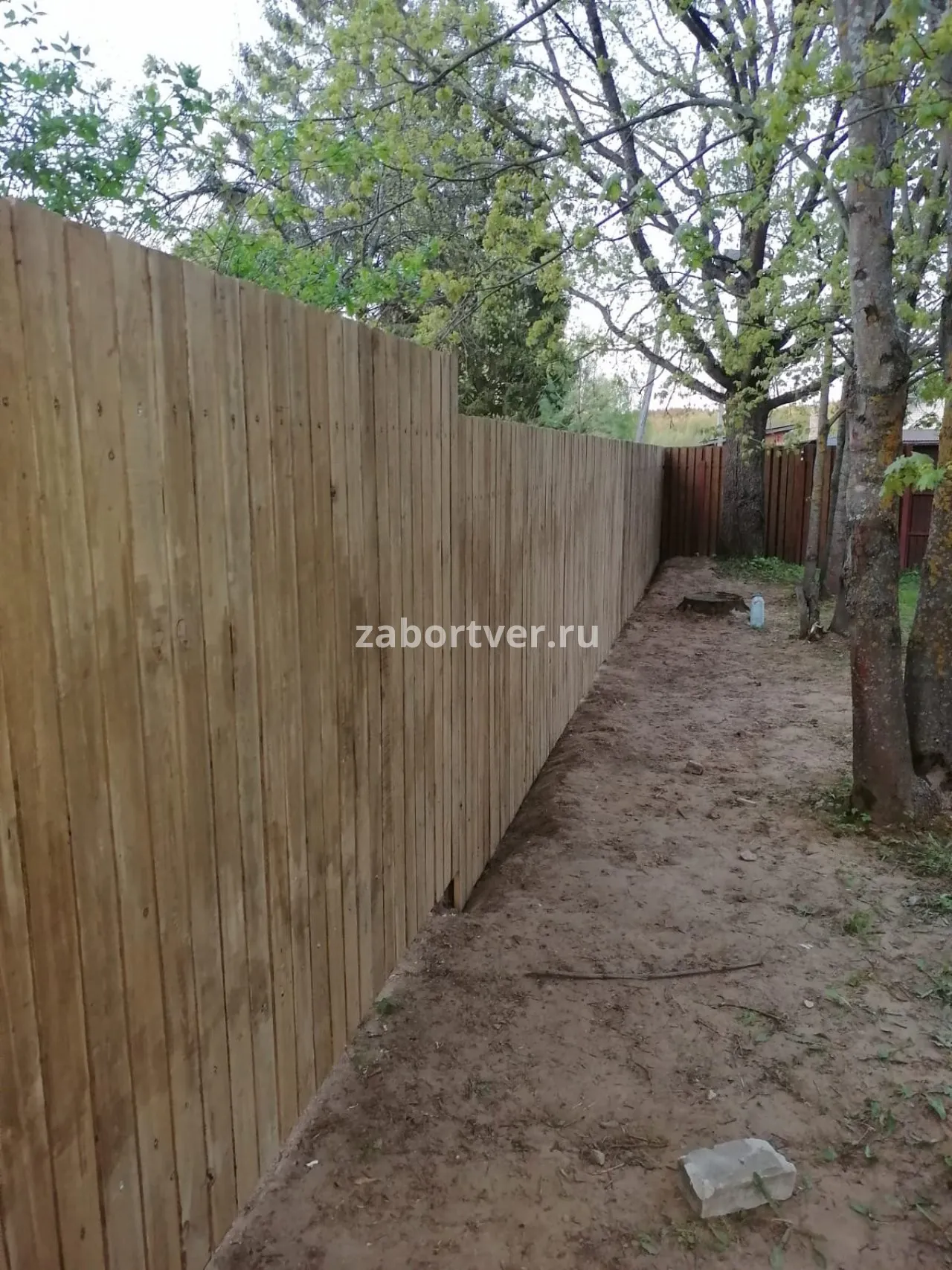 Установка сплошного деревянного забора в Конаково