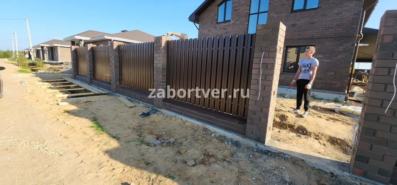 Фото забора с кирпичными столбами из евроштакетника RAL8017 зашивка с двух сторон