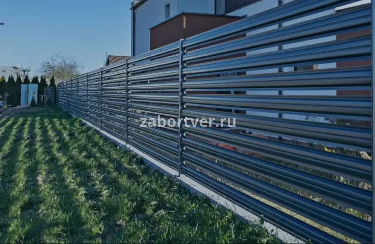 Фото забора из штакетника горизонтально RAL7024